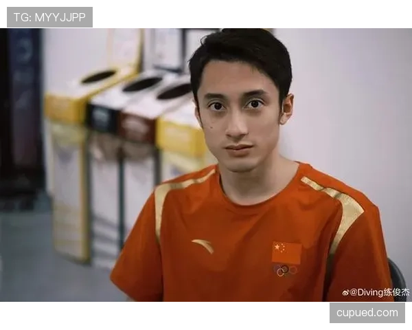 练俊杰和队友聚餐竟像明星开派对，这生活差距我服了！